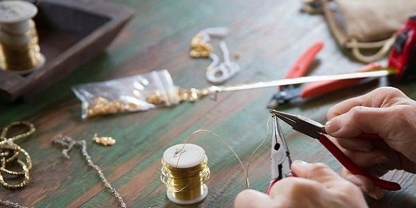 ساخت و ترمیم جواهرات لوکس آسیب دیده برای حفظ ارزش آن یکی از روش ها نگهداری جواهر