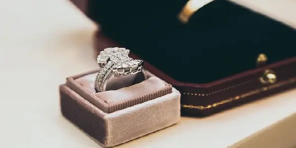 یکی از روش های نگهداری جواهرات استفاده از جعبه جواهرات مخصوص و جلوگیری از آسیب جواهر