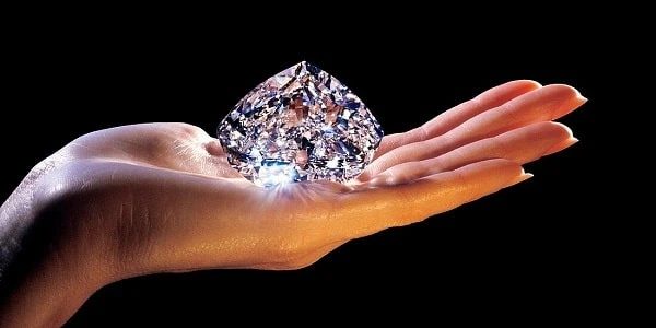 یکی از زیبا ترین الماس های دنیا با درخششی استثنایی و جزئی مهم از جواهرات عتیقه دنیا