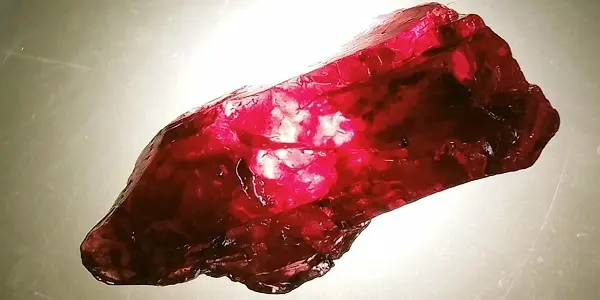 از مشخصات سنگ پینیت جلوه نوری خاص آن است