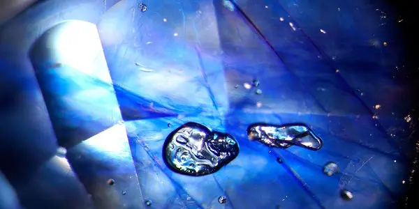 حباب ها و ناخالصی های درون یاقوت کبود که راهی برای تشخیص یاقوت کبود اصل است