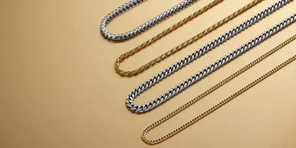 طلا سفید و 24 عیار معمولا در ساخت سرویس جواهرات و طلای سفید یا زرد 18 عیار در ساخت نیم ست جواهر استفاده می‌شود