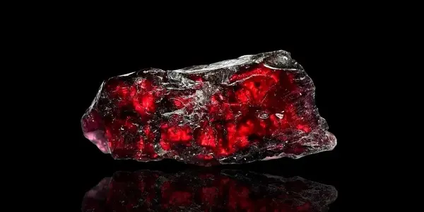 عکس سنگ پینایت _ پینایت سنگی کمیاب و ارزشمند با ارزش جواهری بالا می‌باشد