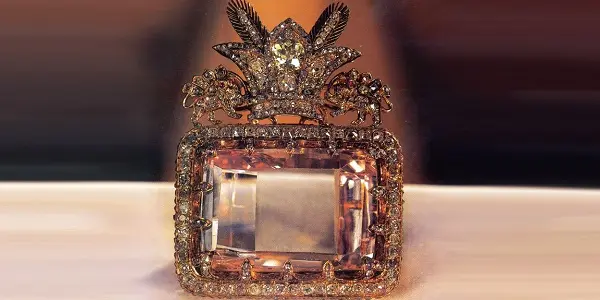 تصویر دریای نور گرانترین وبزرگترین الماس ایران - محل نگهداری کنونی دریای نور در گنجینه جواهرات ملی ایران زیر نظر بانک مرکزی است