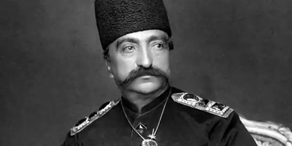 ناصرالدین شاه دستور داد که قابی جدید به عنوان سنجاق سینه برای الماس دریای نور بسازند و آن را با سنگ های قمتی متعدد تزئین کنند