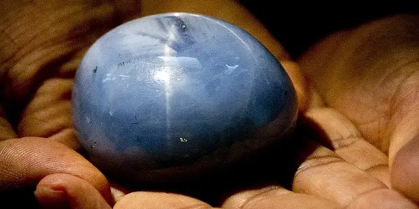 سنگ یاقوت کبود ستاره آدم ( Adam's Star ) از گرانترین یاقوت های کبود دنیا و بزرگترین یاقوت کبود ستاره ای دنیا