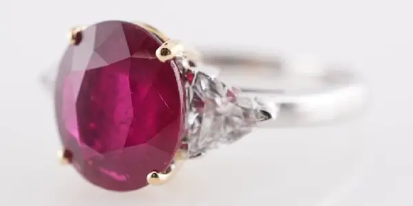 تصویر یاقوت سرخ تایلند با رنگ قرمز تیره