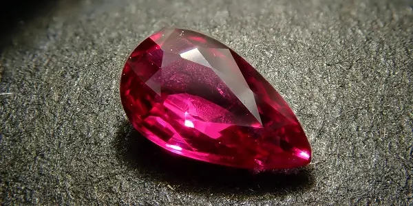 عکس سنگ یاقوت سرخ موزامبیک